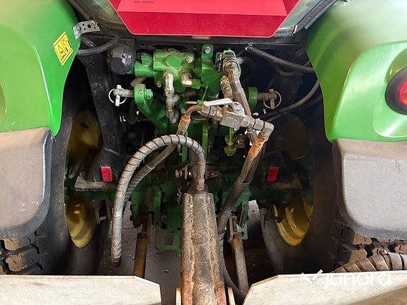 Traktor John Deere 3045R med vikplog och sandspridare 9 of 30