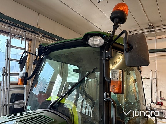 Traktor John Deere 3045R med vikplog och sandspridare 15 of 30