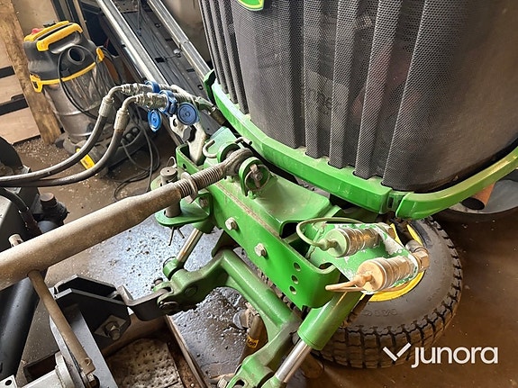 Traktor John Deere 3045R med vikplog och sandspridare 16 of 30
