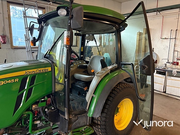 Traktor John Deere 3045R med vikplog och sandspridare 28 of 30