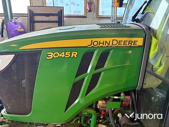 Traktor John Deere 3045R med vikplog och sandspridare 14 of 30