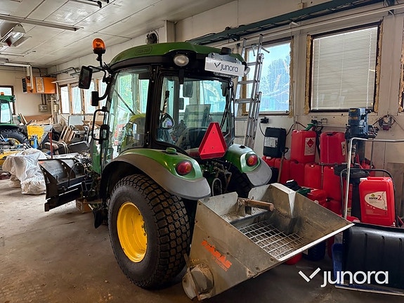 Traktor John Deere 3045R med vikplog och sandspridare 4 of 30