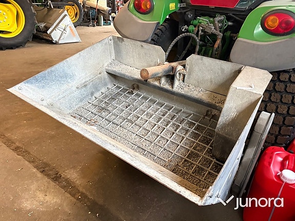 Traktor John Deere 3045R med vikplog och sandspridare 10 of 30