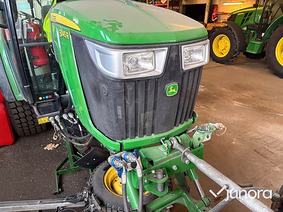 Traktor John Deere 3045R med vikplog och sandspridare 20 of 30