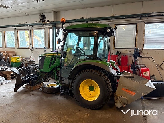 Traktor John Deere 3045R med vikplog och sandspridare 3 of 30