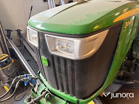 Traktor John Deere 3045R med vikplog och sandspridare 17 of 30