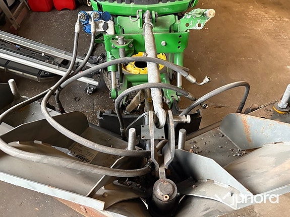 Traktor John Deere 3045R med vikplog och sandspridare 19 of 30