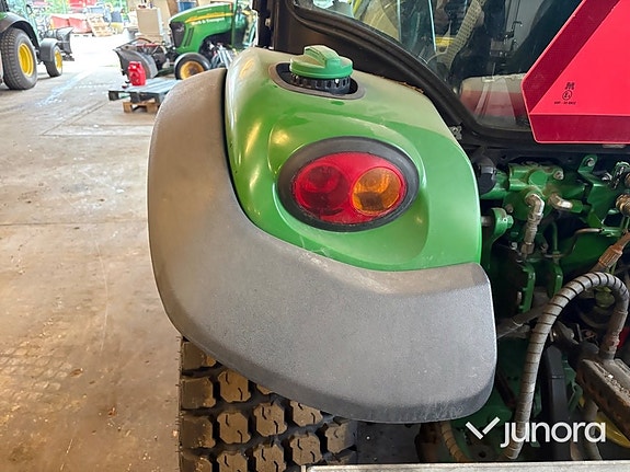 Traktor John Deere 3045R med vikplog och sandspridare 7 of 30