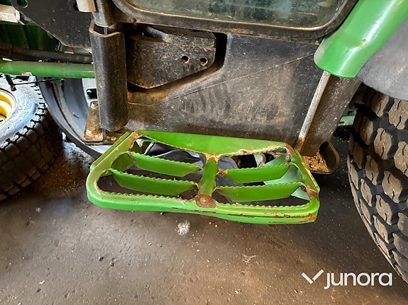 Traktor John Deere 3045R med vikplog och sandspridare 13 of 30
