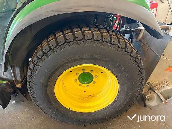 Traktor John Deere 3045R med vikplog och sandspridare 12 of 30