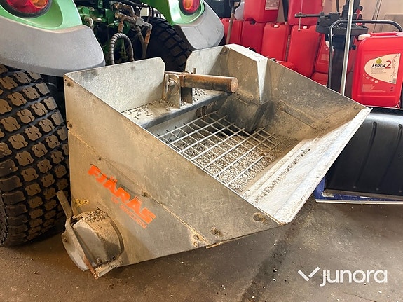Traktor John Deere 3045R med vikplog och sandspridare 11 of 30