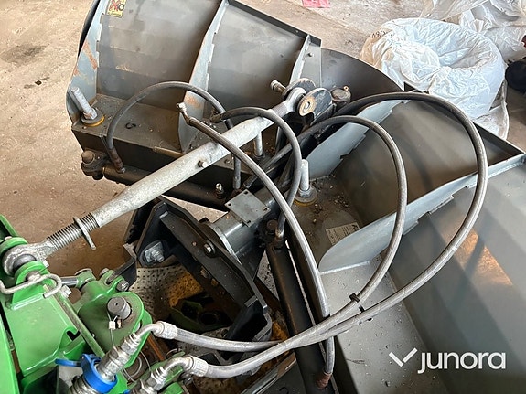 Traktor John Deere 3045R med vikplog och sandspridare 25 of 30