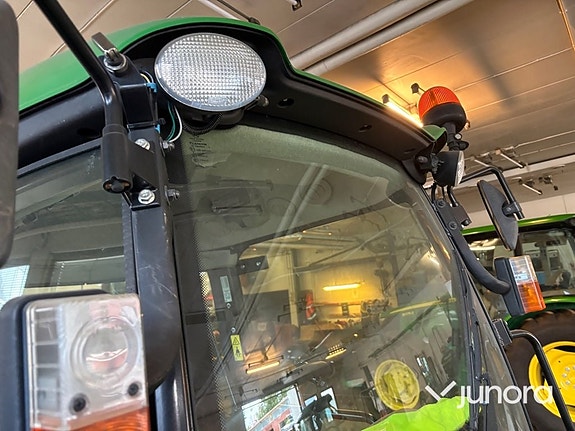 Traktor John Deere 3045R med vikplog och sandspridare 24 of 30