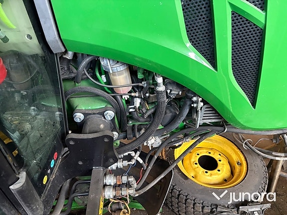 Traktor John Deere 3045R med vikplog och sandspridare 23 of 30