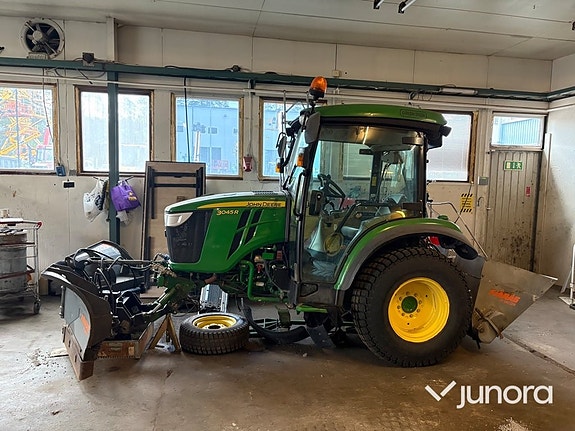 Traktor John Deere 3045R med vikplog och sandspridare 2 of 30