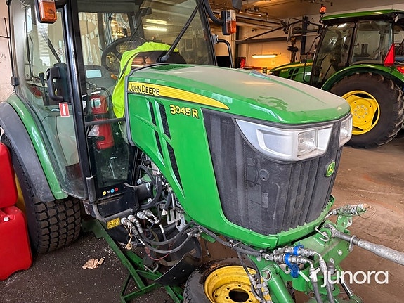 Traktor John Deere 3045R med vikplog och sandspridare 21 of 30