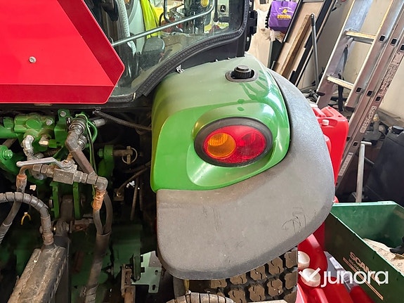 Traktor John Deere 3045R med vikplog och sandspridare 8 of 30