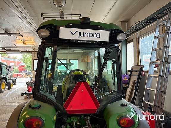 Traktor John Deere 3045R med vikplog och sandspridare 6 of 30