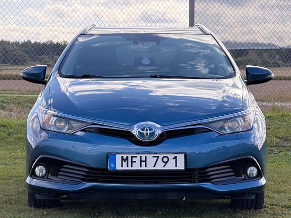 Toyota Auris 2 of 12