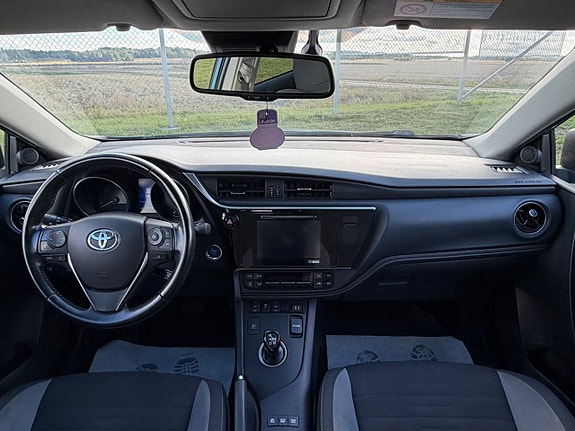 Toyota Auris 7 of 12