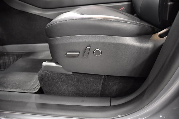 Tesla Model Y 16 of 26