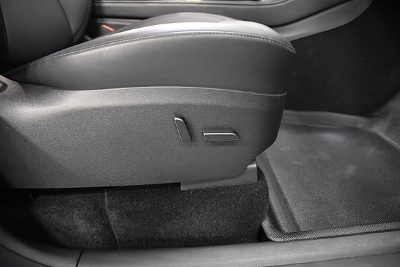 Tesla Model Y 15 of 26