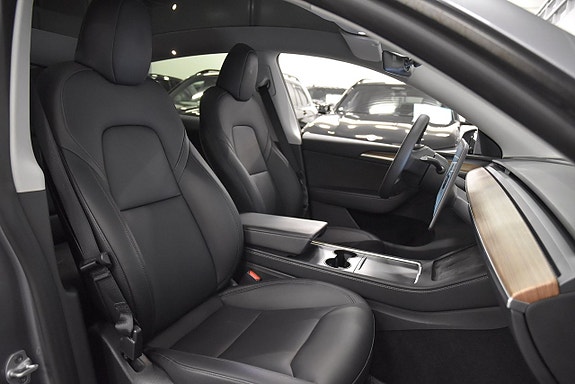 Tesla Model Y 12 of 26