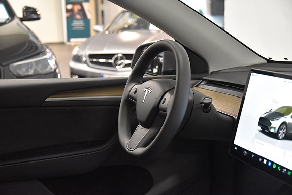 Tesla Model Y 9 of 26