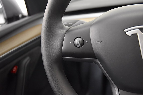 Tesla Model Y 10 of 26