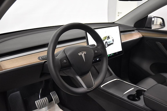 Tesla Model Y 8 of 26