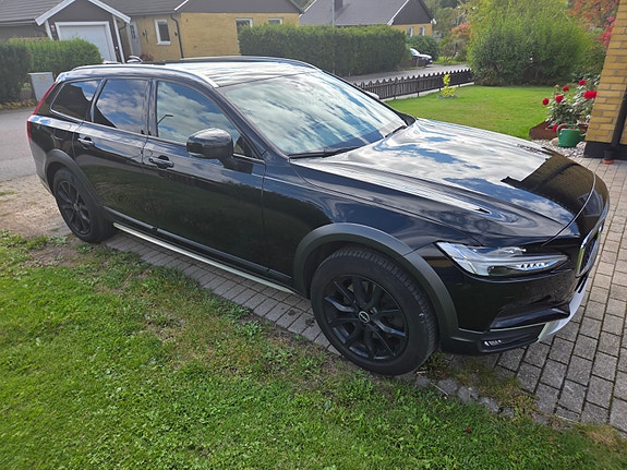 Volvo V90 Cross Country 2 of 10