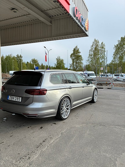 Volkswagen Passat 2 of 3
