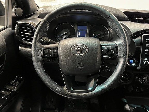 Toyota HiLux 14 of 23