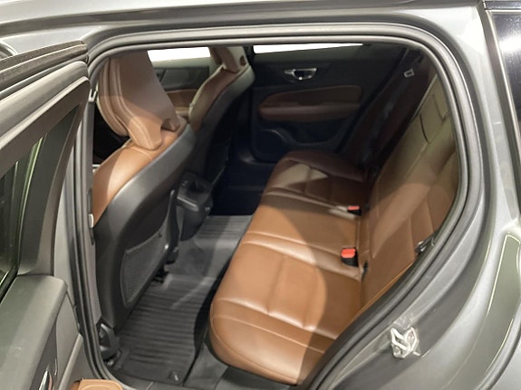 Volvo V60 Cross Country 13 of 27