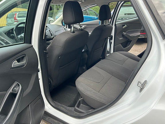 Ford Focus 9 of 16