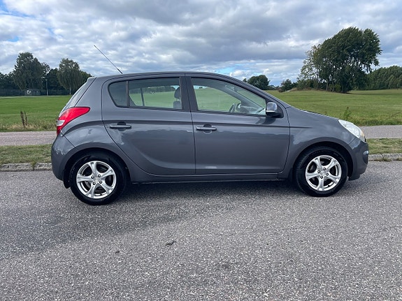 Hyundai i20 2 of 18