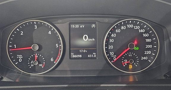 Volkswagen Multivan 10 of 15