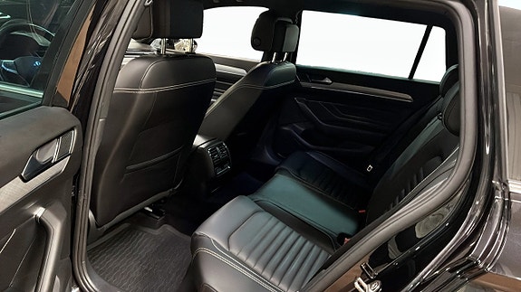 Volkswagen Passat 12 of 15
