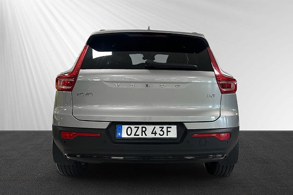 Volvo XC40 2 of 7