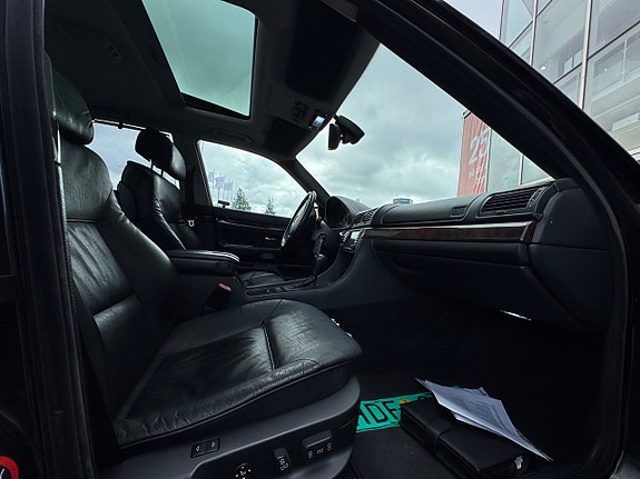 BMW 750i 9 of 25