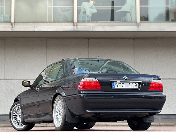 BMW 750i 5 of 25