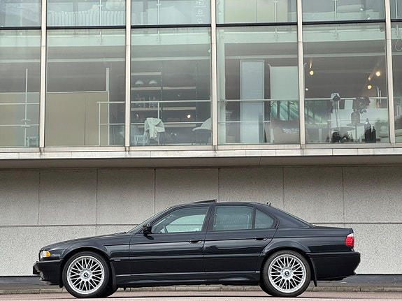 BMW 750i 4 of 25