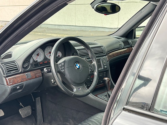 BMW 750i 8 of 25