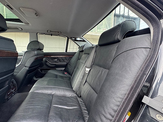 BMW 750i 17 of 25