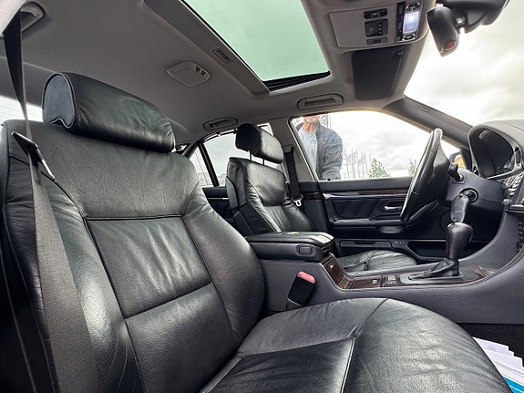BMW 750i 10 of 25