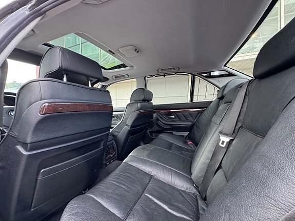 BMW 750i 18 of 25