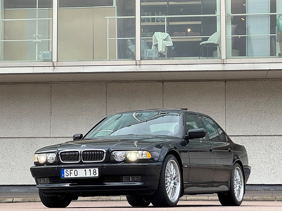 BMW 750i 2 of 25