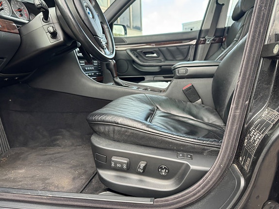 BMW 750i 6 of 25