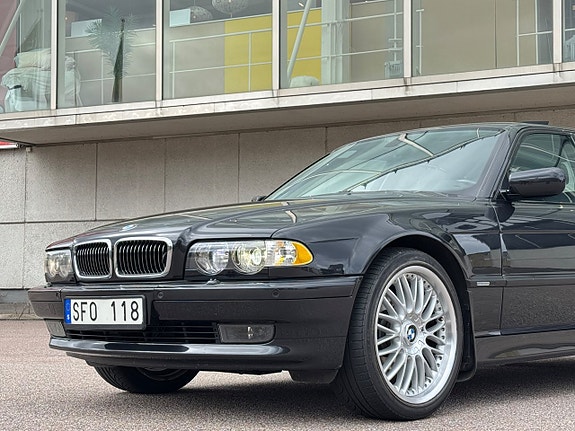 BMW 750i 3 of 25
