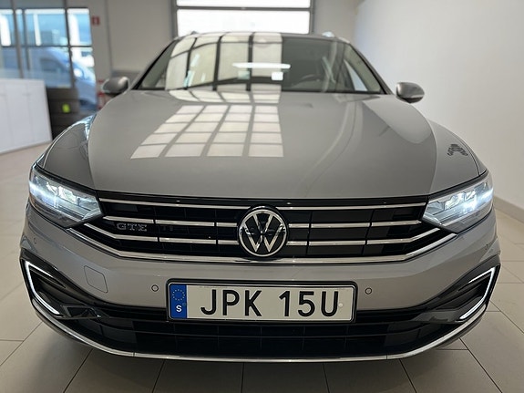 Volkswagen Passat 2 of 18